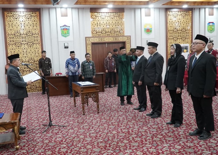 LANTIK : Gubernur Jambi, Al Haris, lantik empat pejabat seselon II.