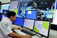 Kepala Bidang Informasi Meteorologi Publik Badan Meteorologi, Klimatologi, dan Geofisika (BMKG) A Fachri Radjab menjelaskan kondisi cuaca saat ini dan prediksinya selama sepekan, Senin (4/1), di Kantor BMKG, Jakarta. Potensi hujan di Jawa saat ini hanya intensitas ringan-sedang, tetapi berpotensi terus meningkat menjadi sedang-lebat, terutama di akhir pekan ini.



Kompas/Johanes Galuh Bimantara (JOG)

04-01-2016