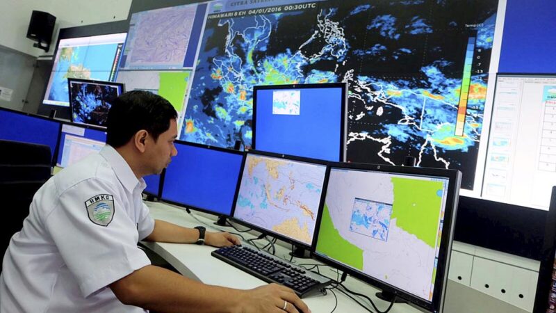 Kepala Bidang Informasi Meteorologi Publik Badan Meteorologi, Klimatologi, dan Geofisika (BMKG) A Fachri Radjab menjelaskan kondisi cuaca saat ini dan prediksinya selama sepekan, Senin (4/1), di Kantor BMKG, Jakarta. Potensi hujan di Jawa saat ini hanya intensitas ringan-sedang, tetapi berpotensi terus meningkat menjadi sedang-lebat, terutama di akhir pekan ini.



Kompas/Johanes Galuh Bimantara (JOG)

04-01-2016