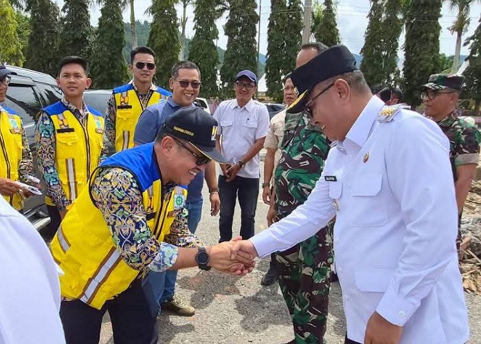 FOTO : Wako, Alfin bersama Satker Kementerian PUPR, saat memantau lokasi pembangunan pasar Sungaipenuh.