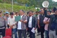 PROTES: Aksi warga di lokasi proyek PLTA.