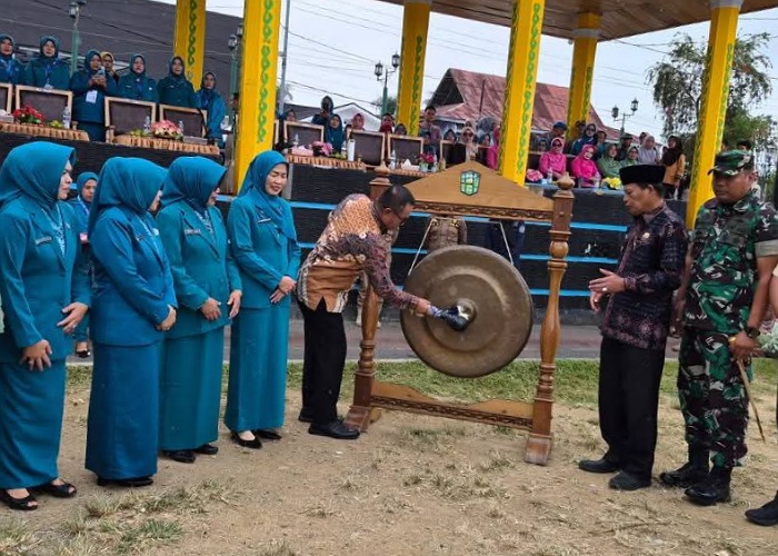 PASAR: Walikota Alfin dan Wawako Azhar Hamzah saat membuka secara resmi jambore PKK dan Pasar Rakyat.