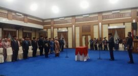 LANTIK: Prosesi pelantikan 48 pejabat lingkup Pemkot Sungaipenuh, dipimpin oleh Wakil Walikota, Azhar Hamzah, Senin (1/12) malam.