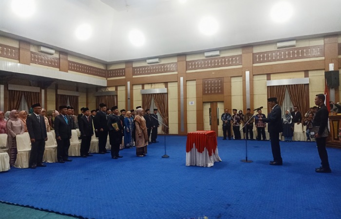 LANTIK: Prosesi pelantikan 48 pejabat lingkup Pemkot Sungaipenuh, dipimpin oleh Wakil Walikota, Azhar Hamzah, Senin (1/12) malam.