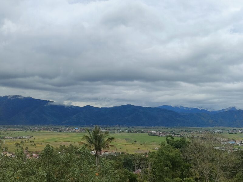 Kerja Alfin - Azhar Yang Telah Melakukan Normalisasi Sungai Batang Merao berdampak baik bagi masyarakat, sebelumnya Sawah yang menguning dan menghijau merupakan daerah tumpukan air dan membuat membentuk danau. Foto diambil dari Bukit Sentiong Sungai Penuh 