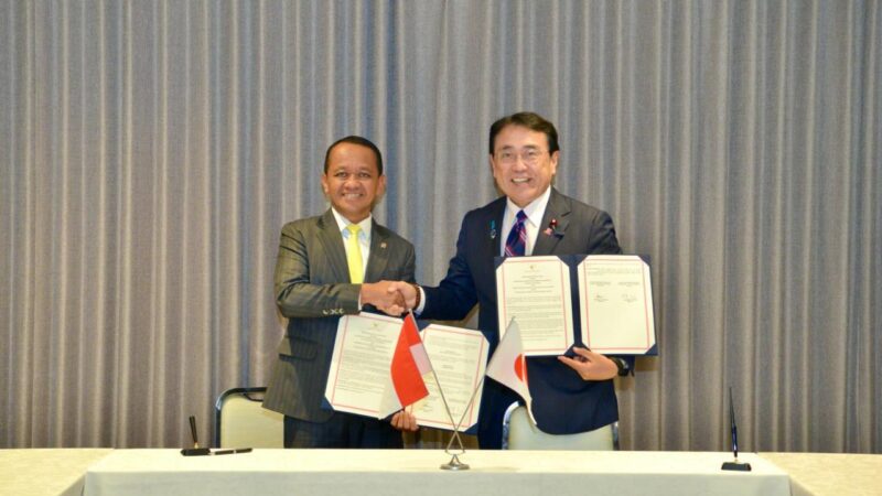 Menteri Energi dan Sumber Daya Mineral (ESDM) Bahlil Lahadalia bersama Menteri Ekonomi, Perdagangan, dan Industri (METI) Jepang, Ryosei Akazawa. (Ist)