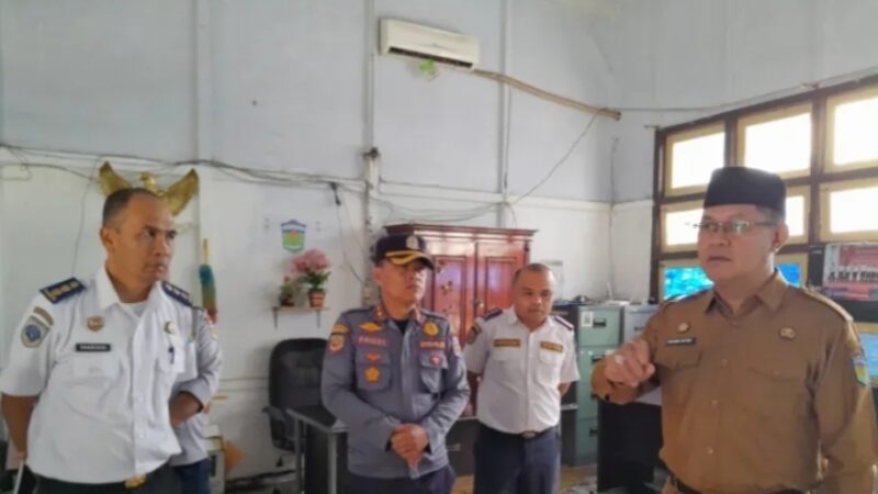 Asisten I Setda Sungai Penuh, Dianda Putra Ditunjuk Wako Alfin Jabat Plt Kadis Perhubungan. Foto : Dianda Putra mulai masuk kantor Dinas Perhubungan Kota Sungai Penuh paska Mundurnya Ledi Seprinal 