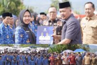 Kebijakan pembatasan belanja pegawai maksimal 30 persen berpotensi picu PHK massal. FOTO : Bupati Kerinci melantik dan membagikan SK PPPK Paruh Waktu 