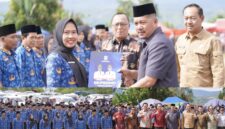 Kebijakan pembatasan belanja pegawai maksimal 30 persen berpotensi picu PHK massal. FOTO : Bupati Kerinci melantik dan membagikan SK PPPK Paruh Waktu 