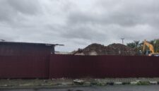 Air mengalir di badan jalan kawasan pertokoan Sungai Penuh, diduga berasal dari proyek pembangunan Pasar Beringin Jaya, Senin (6/4/2026).