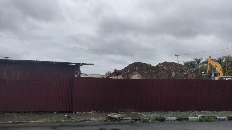 Air mengalir di badan jalan kawasan pertokoan Sungai Penuh, diduga berasal dari proyek pembangunan Pasar Beringin Jaya, Senin (6/4/2026).