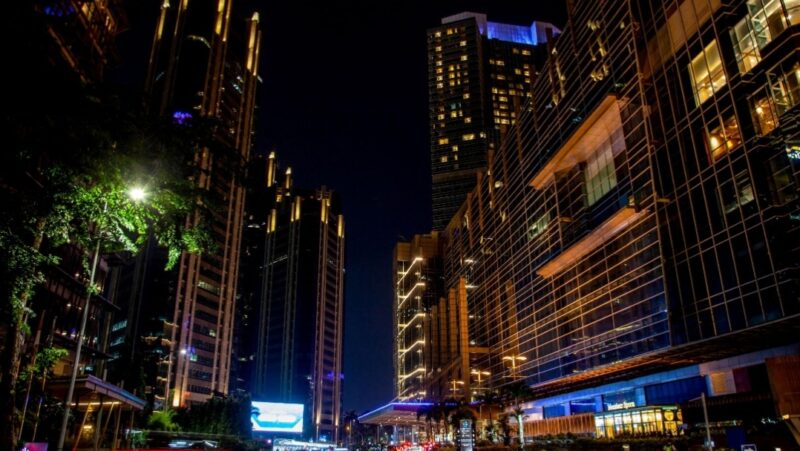 Teks Foto: Suasana Jakarta saat pemadaman lampu berlangsung sebagai bagian kampanye hemat energi dan pengurangan emisi karbon.