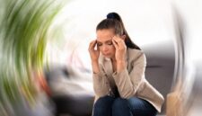 Teks Foto:
Ilustrasi kondisi pusing kepala tiba-tiba yang bisa disebabkan oleh vertigo, dehidrasi, atau tekanan darah rendah.