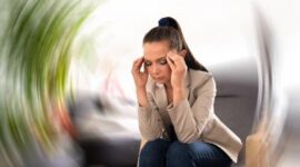 Teks Foto:
Ilustrasi kondisi pusing kepala tiba-tiba yang bisa disebabkan oleh vertigo, dehidrasi, atau tekanan darah rendah.