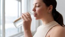 Teks Foto:
Ilustrasi gaya hidup sehat untuk menurunkan gula darah secara alami melalui pola makan rendah karbohidrat, hidrasi cukup, dan aktivitas fisik ringan.