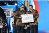 Teks Foto:
Wakil Menteri Dalam Negeri Bima Arya menyerahkan penghargaan dan insentif fiskal sebesar Rp3 miliar kepada Pemerintah Kota Sungai Penuh dalam ajang Apresiasi Pemerintah Daerah Berprestasi di Wyndham OPI Hotel, Sabtu (25/4/2026).