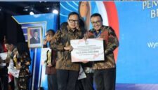 Teks Foto:
Wakil Menteri Dalam Negeri Bima Arya menyerahkan penghargaan dan insentif fiskal sebesar Rp3 miliar kepada Pemerintah Kota Sungai Penuh dalam ajang Apresiasi Pemerintah Daerah Berprestasi di Wyndham OPI Hotel, Sabtu (25/4/2026).