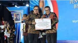 Teks Foto:
Wakil Menteri Dalam Negeri Bima Arya menyerahkan penghargaan dan insentif fiskal sebesar Rp3 miliar kepada Pemerintah Kota Sungai Penuh dalam ajang Apresiasi Pemerintah Daerah Berprestasi di Wyndham OPI Hotel, Sabtu (25/4/2026).