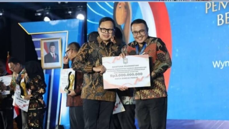 Teks Foto:
Wakil Menteri Dalam Negeri Bima Arya menyerahkan penghargaan dan insentif fiskal sebesar Rp3 miliar kepada Pemerintah Kota Sungai Penuh dalam ajang Apresiasi Pemerintah Daerah Berprestasi di Wyndham OPI Hotel, Sabtu (25/4/2026).