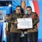 Teks Foto:
Wakil Menteri Dalam Negeri Bima Arya menyerahkan penghargaan dan insentif fiskal sebesar Rp3 miliar kepada Pemerintah Kota Sungai Penuh dalam ajang Apresiasi Pemerintah Daerah Berprestasi di Wyndham OPI Hotel, Sabtu (25/4/2026).