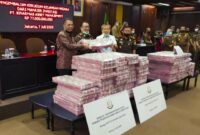 Teks Foto (Caption SEO):
Ilustrasi aset sitaan piutang negara di Indonesia setelah berlakunya aturan terbaru 2026 yang memungkinkan pemerintah mengambil alih dan memanfaatkan aset debitur tanpa persetujuan.