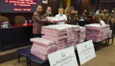 Teks Foto (Caption SEO):
Ilustrasi aset sitaan piutang negara di Indonesia setelah berlakunya aturan terbaru 2026 yang memungkinkan pemerintah mengambil alih dan memanfaatkan aset debitur tanpa persetujuan.