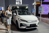 Foto :
Kendaraan listrik mengisi daya di stasiun pengisian, seiring rencana pemerintah memperluas subsidi EV untuk mendorong transisi energi nasional.