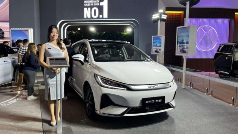 Foto :
Kendaraan listrik mengisi daya di stasiun pengisian, seiring rencana pemerintah memperluas subsidi EV untuk mendorong transisi energi nasional.