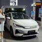 Foto :
Kendaraan listrik mengisi daya di stasiun pengisian, seiring rencana pemerintah memperluas subsidi EV untuk mendorong transisi energi nasional.