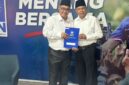 Alfin bersama Azhar Hamzah saat menerima mandat pengusungan Cawako dan Cawawako Sungai Penuh dari PAN