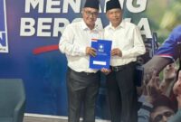 Alfin bersama Azhar Hamzah saat menerima mandat pengusungan Cawako dan Cawawako Sungai Penuh dari PAN