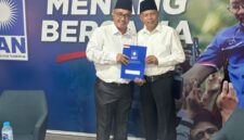 Alfin bersama Azhar Hamzah saat menerima mandat pengusungan Cawako dan Cawawako Sungai Penuh dari PAN