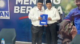 Alfin bersama Azhar Hamzah saat menerima mandat pengusungan Cawako dan Cawawako Sungai Penuh dari PAN