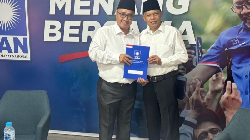 Alfin bersama Azhar Hamzah saat menerima mandat pengusungan Cawako dan Cawawako Sungai Penuh dari PAN