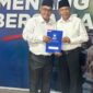 Alfin bersama Azhar Hamzah saat menerima mandat pengusungan Cawako dan Cawawako Sungai Penuh dari PAN