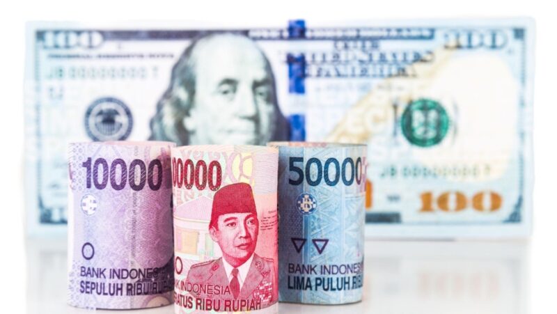 Teks Foto:
Nilai tukar rupiah melemah ke Rp17.326 per dolar AS pada Kamis, 30 April 2026, dipengaruhi sentimen global dan keputusan Federal Reserve yang menahan suku bunga acuan.