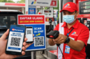 Warga menunjukkan QR Code Subsidi Tepat melalui aplikasi MyPertamina saat membeli BBM di SPBU Pertamina. Masyarakat diminta segera daftar ulang agar tetap bisa menikmati BBM subsidi 2026