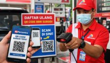 Warga menunjukkan QR Code Subsidi Tepat melalui aplikasi MyPertamina saat membeli BBM di SPBU Pertamina. Masyarakat diminta segera daftar ulang agar tetap bisa menikmati BBM subsidi 2026