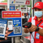 Warga menunjukkan QR Code Subsidi Tepat melalui aplikasi MyPertamina saat membeli BBM di SPBU Pertamina. Masyarakat diminta segera daftar ulang agar tetap bisa menikmati BBM subsidi 2026
