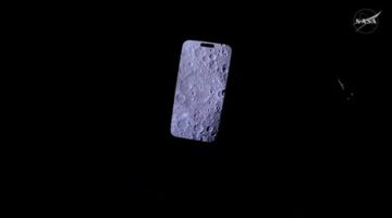 Astronaut NASA Foto Bulan Pakai iPhone 17 Pro Max, Ini Faktanya