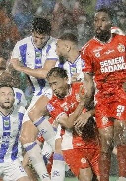 Hasil Liga Indonesia: Persib Bungkam Semen Padang, Jaga Peluang Juara
