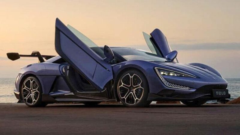 Teks Foto (Caption):
Hypercar listrik Yangwang U9 Xtreme dari BYD tampil di Beijing Auto Show 2026 dengan harga lebih dari Rp 50 miliar dan kemampuan tembus hampir 500 km/jam.