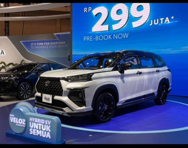 Tampilan Toyota New Veloz Hybrid 2026 dengan desain modern dan teknologi hybrid terbaru yang mampu mencapai konsumsi BBM hingga 30 km/liter.