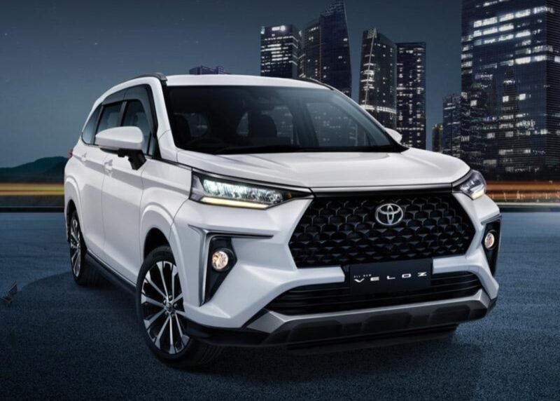 Teks Foto: Tampilan modern Toyota Veloz Hybrid 2026 yang jadi incaran keluarga Indonesia karena irit BBM dan cicilan terjangkau.