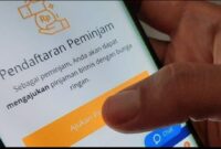 Ilustrasi pelaku UMKM yang mendaftar KUR tanpa jaminan secara online melalui HP untuk mendapatkan modal usaha dengan proses cepat dan mudah di tahun 2026.