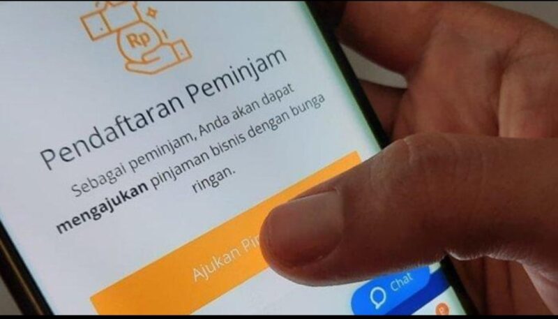 Ilustrasi pelaku UMKM yang mendaftar KUR tanpa jaminan secara online melalui HP untuk mendapatkan modal usaha dengan proses cepat dan mudah di tahun 2026.