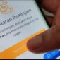 Ilustrasi pelaku UMKM yang mendaftar KUR tanpa jaminan secara online melalui HP untuk mendapatkan modal usaha dengan proses cepat dan mudah di tahun 2026.