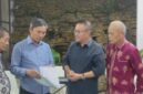 Walikota Sungai Penuh Alfin saat menyampaikan kebutuhan infrastruktur Kota Sungai Penuh kepada Anggota DPRRI Edi Purwanto di Rumah Dinas Walikota 