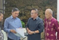 Walikota Sungai Penuh Alfin saat menyampaikan kebutuhan infrastruktur Kota Sungai Penuh kepada Anggota DPRRI Edi Purwanto di Rumah Dinas Walikota 