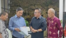 Walikota Sungai Penuh Alfin saat menyampaikan kebutuhan infrastruktur Kota Sungai Penuh kepada Anggota DPRRI Edi Purwanto di Rumah Dinas Walikota 